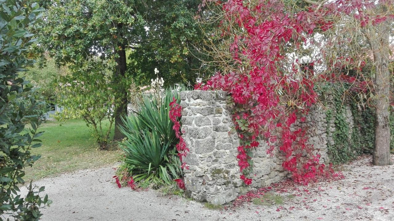 Au Logis De La Mongie Bed & Breakfast Soullans Exterior photo